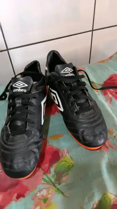 Zapatillas de fútbol Umbro negras con suela naranja - miniatura 1