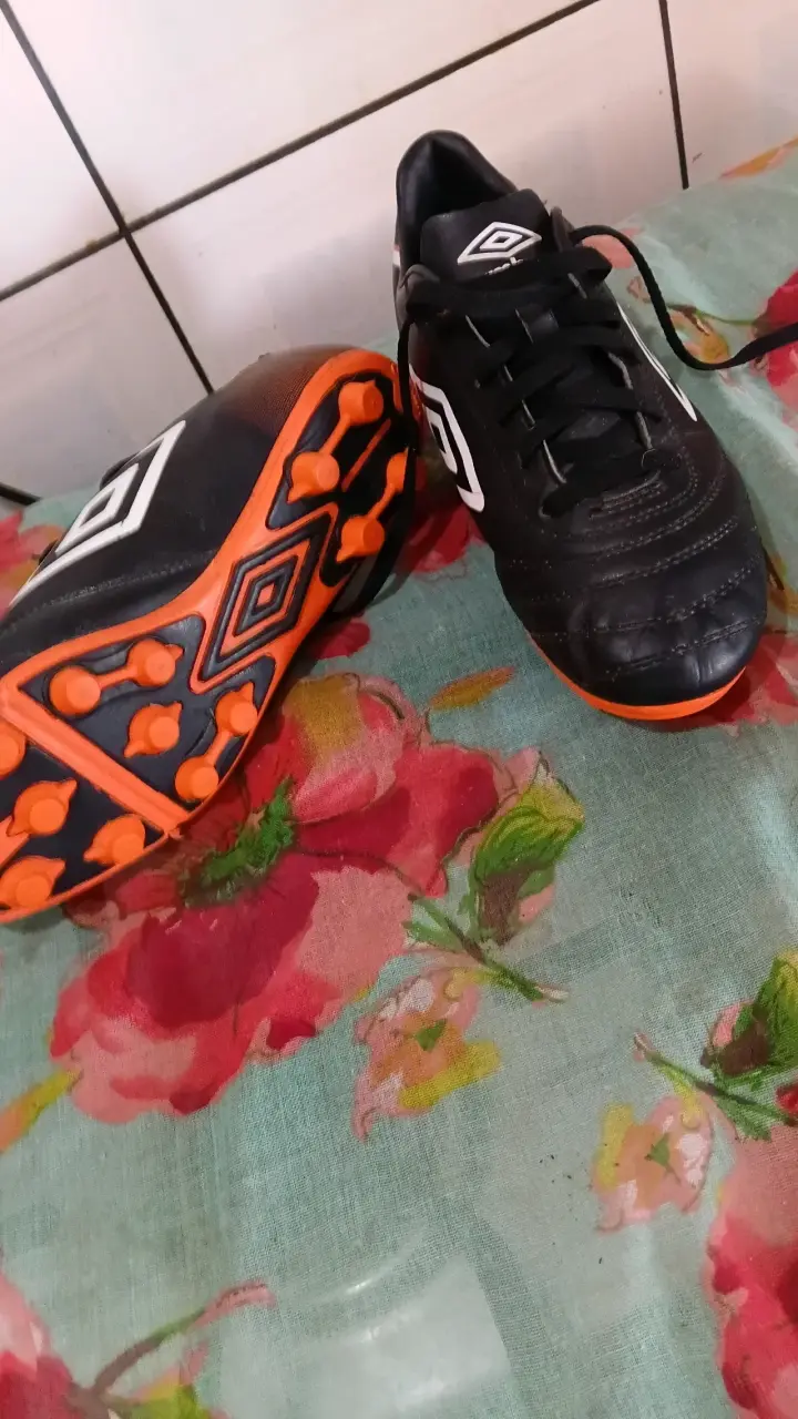 Zapatillas de fútbol Umbro negras con suela naranja - 2