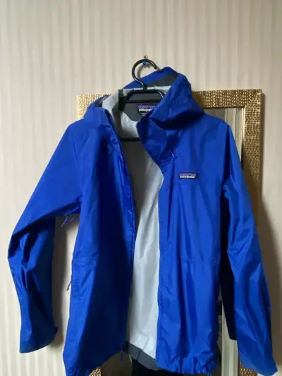 Chaqueta impermeable azul Patagonia con capucha - miniatura 1