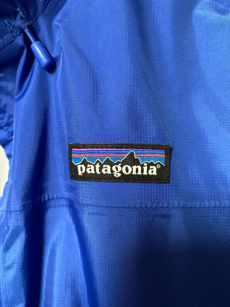 Chaqueta impermeable azul Patagonia con capucha - 2