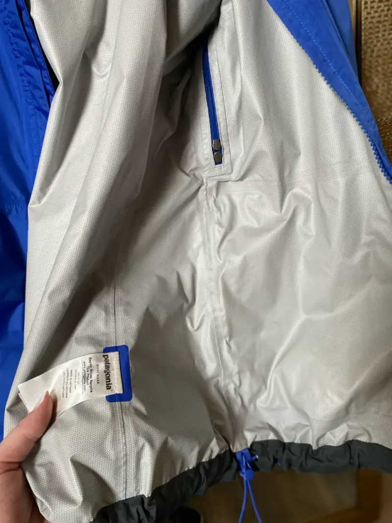 Chaqueta impermeable azul Patagonia con capucha - 3