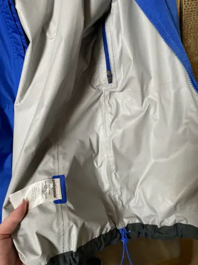 Chaqueta impermeable azul Patagonia con capucha - miniatura 3