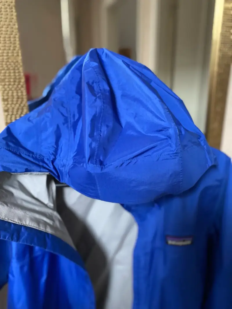 Chaqueta impermeable azul Patagonia con capucha - 4