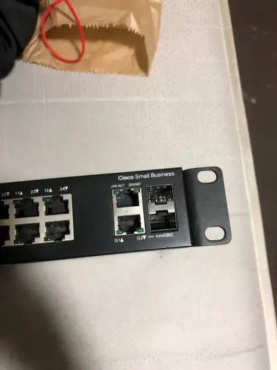 Switch Cisco SF200-24 24 Puertos - miniatura 3