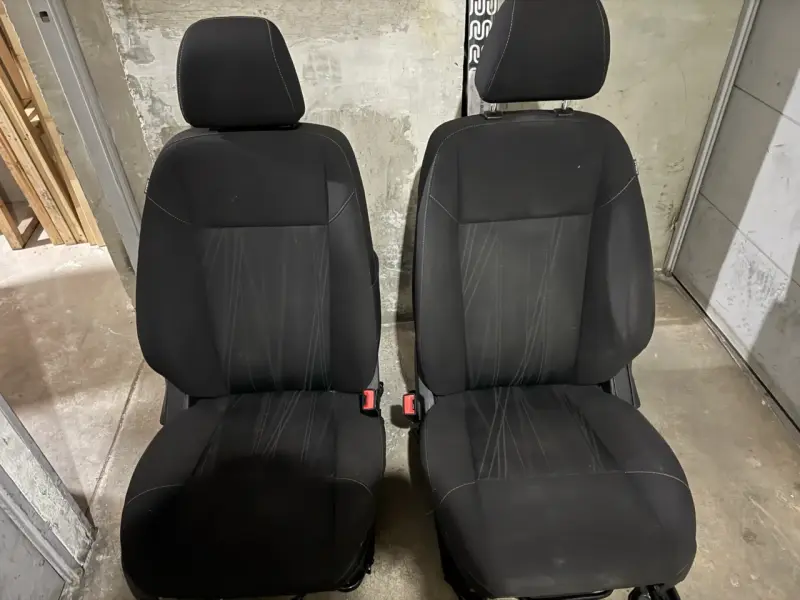 Asientos de auto delanteros y traseros en buen estado - 1