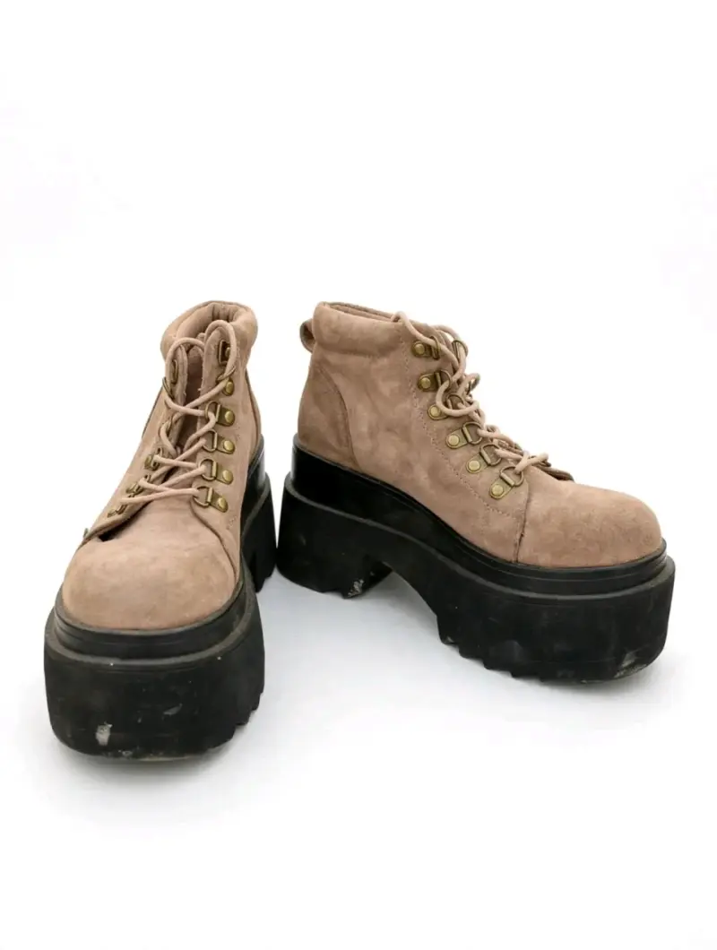 Botines de plataforma beige con cordones