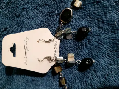 Collar y pendientes de bisutería en negro y plata - miniatura 1
