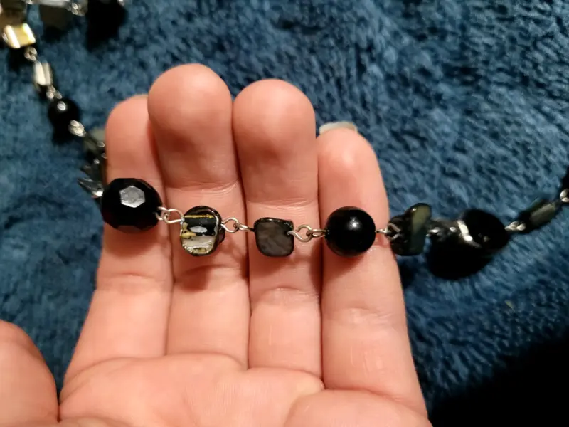 Collar y pendientes de bisutería en negro y plata - 2