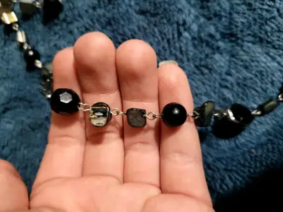 Collar y pendientes de bisutería en negro y plata - miniatura 2