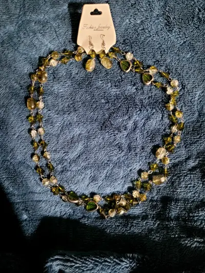 Conjunto de collar y aros de bisutería verde - miniatura 1