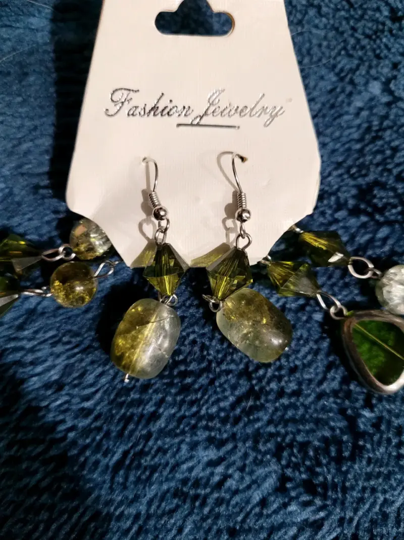 Conjunto de collar y aros de bisutería verde - 2