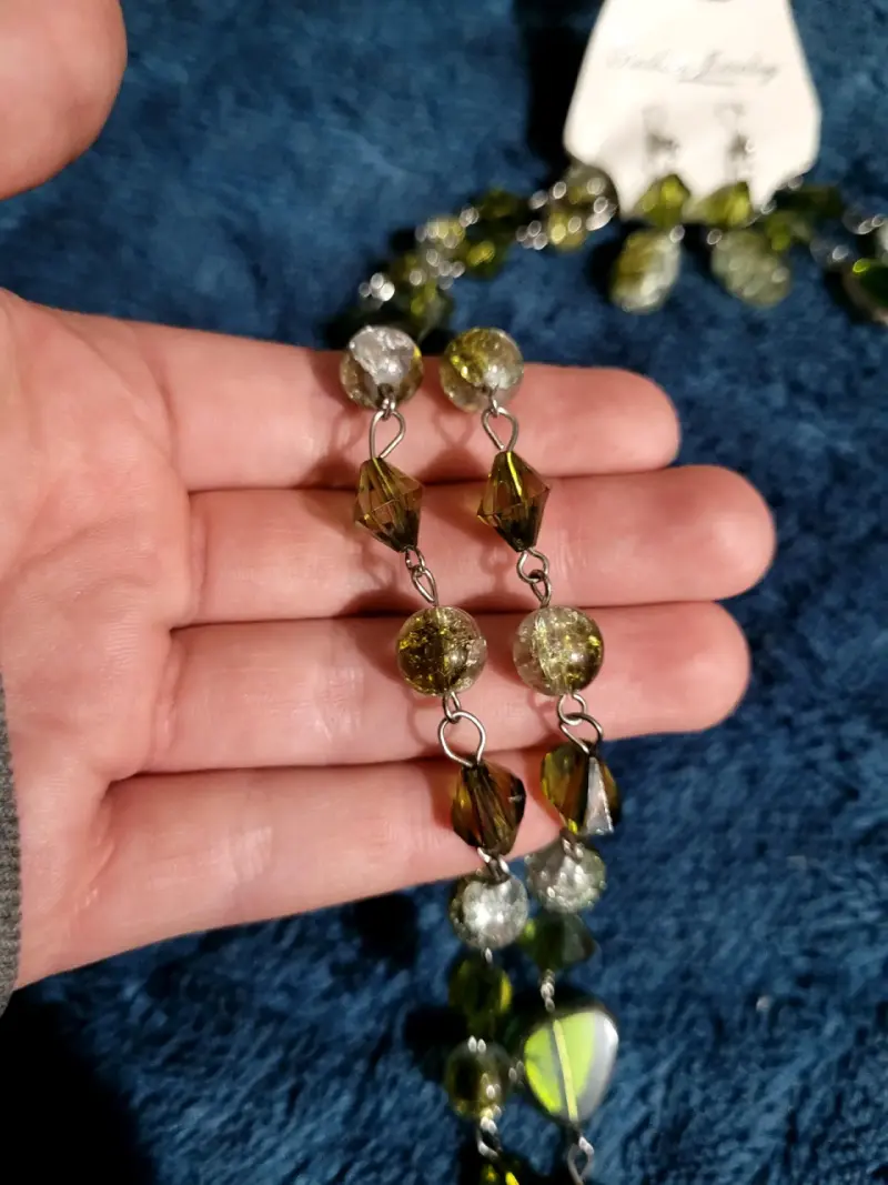 Conjunto de collar y aros de bisutería verde - 3
