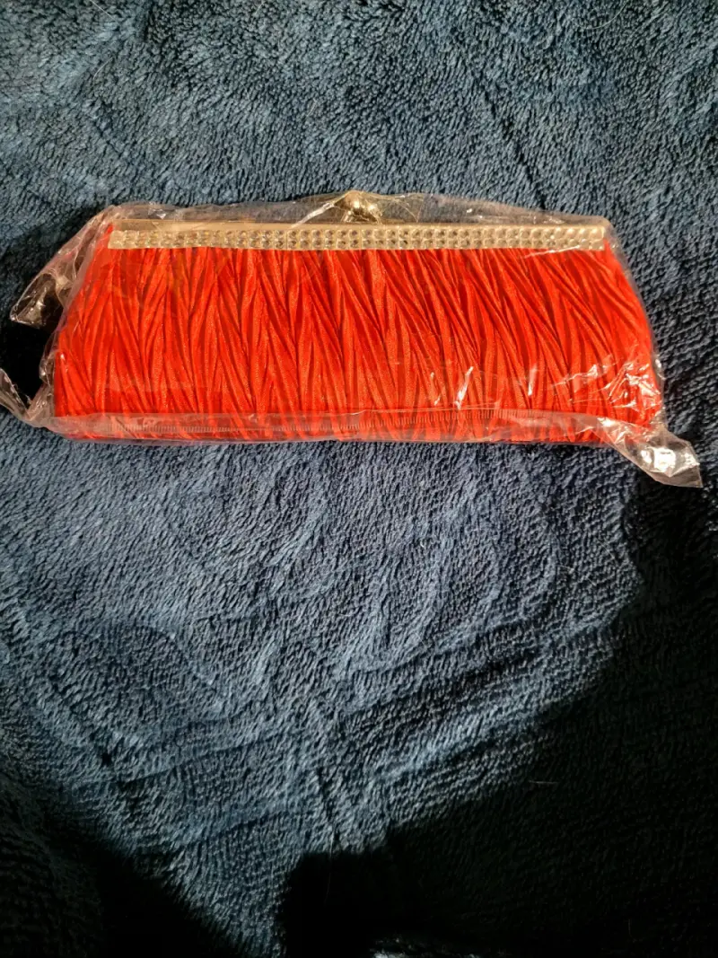 Cartera de mano roja con detalles brillantes - 1