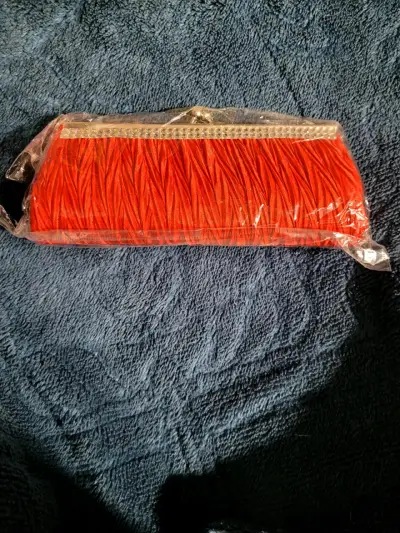 Cartera de mano roja con detalles brillantes - miniatura 1