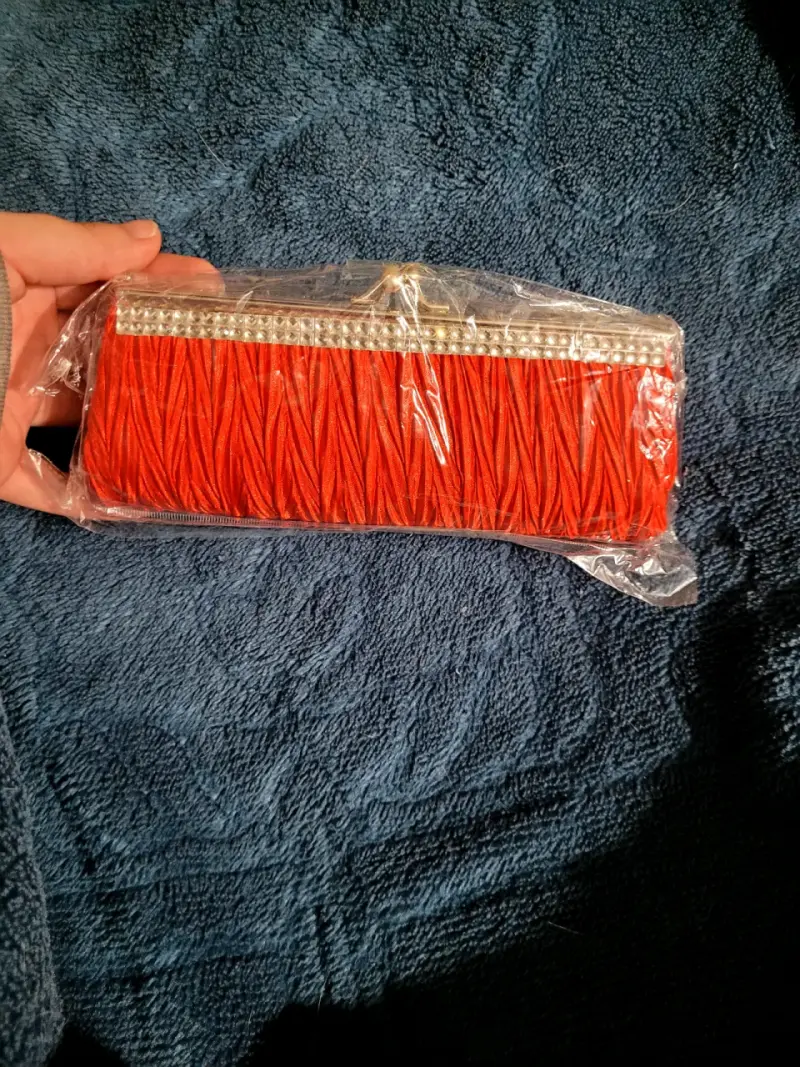 Cartera de mano roja con detalles brillantes - 2