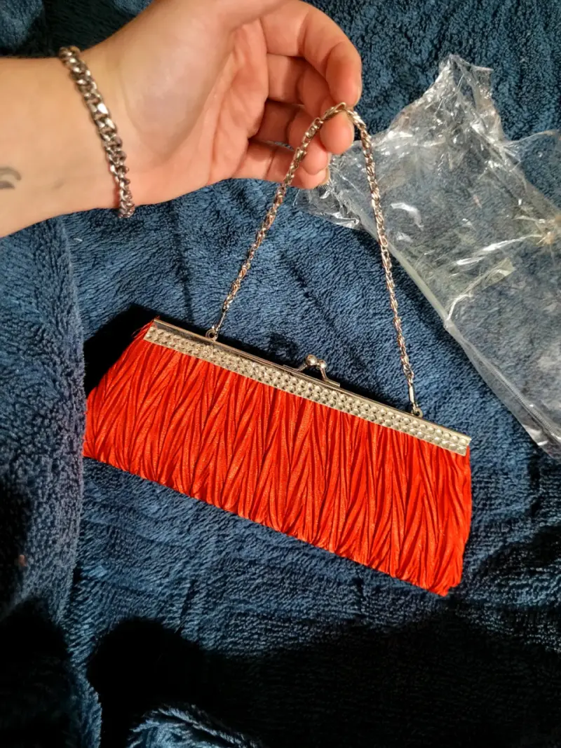 Cartera de mano roja con detalles brillantes - 3