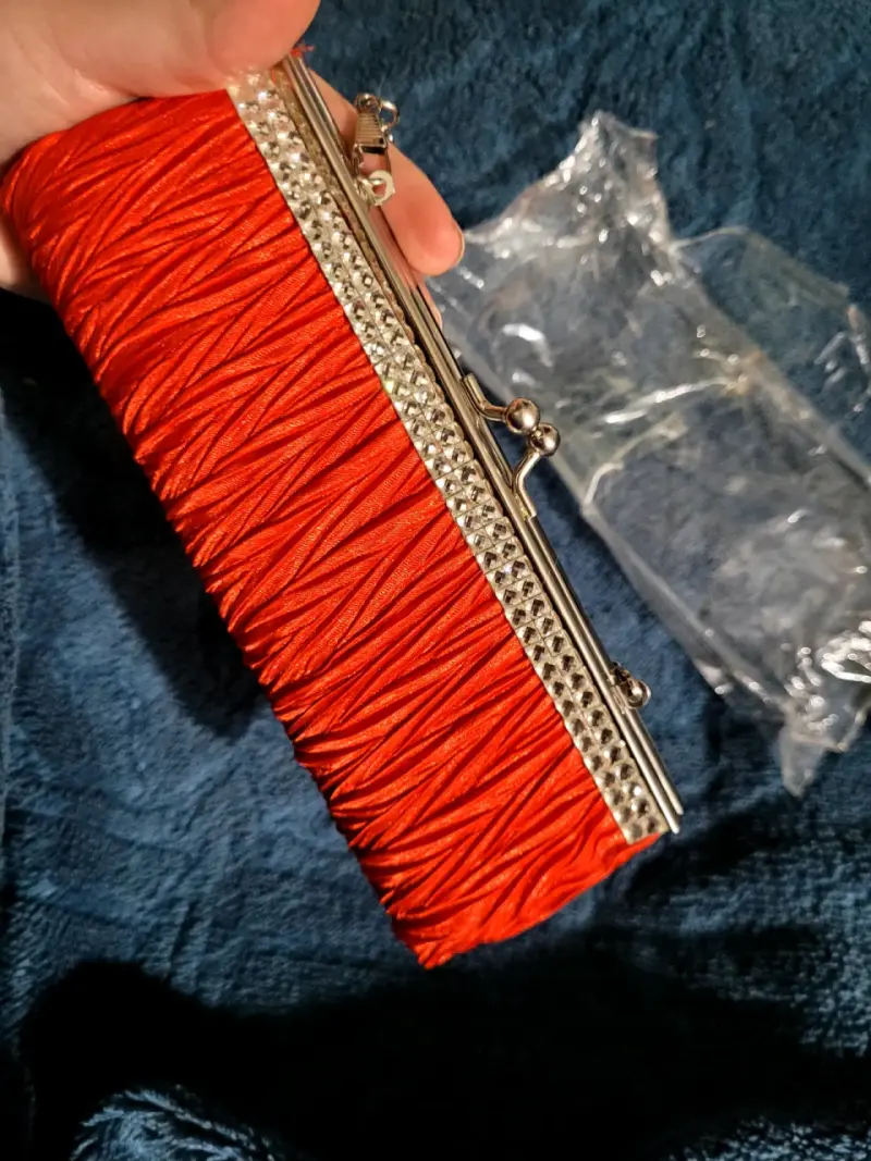 Cartera de mano roja con detalles brillantes - 4