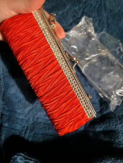Cartera de mano roja con detalles brillantes - miniatura 4
