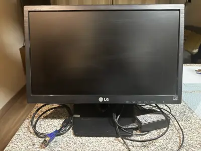 Monitor LG de 22 pulgadas con cables incluidos - miniatura 1