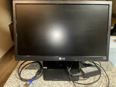 Monitor LG de 22 pulgadas con cables incluidos - miniatura 2