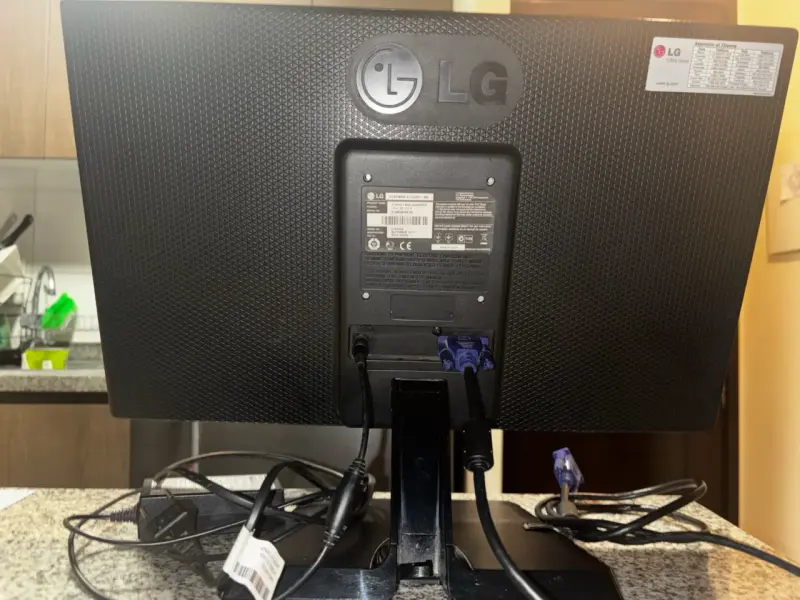 Monitor LG de 22 pulgadas con cables incluidos - 3