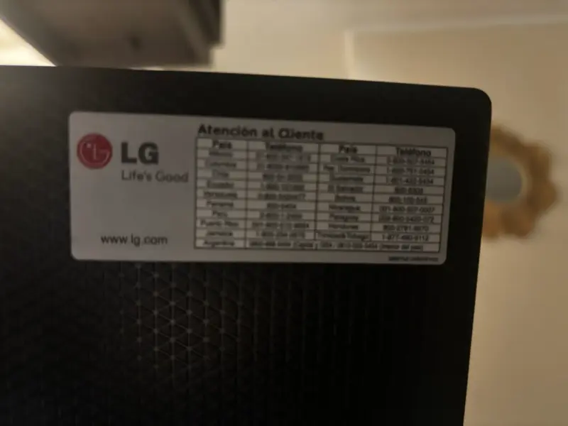 Monitor LG de 22 pulgadas con cables incluidos - 4