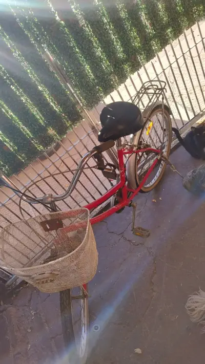 Bicicleta vintage roja con canasto - miniatura 3