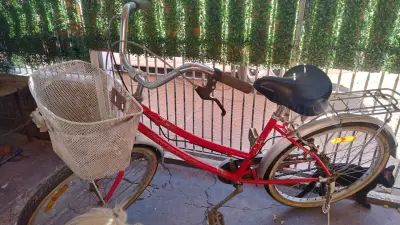 Bicicleta vintage roja con canasto - miniatura 4