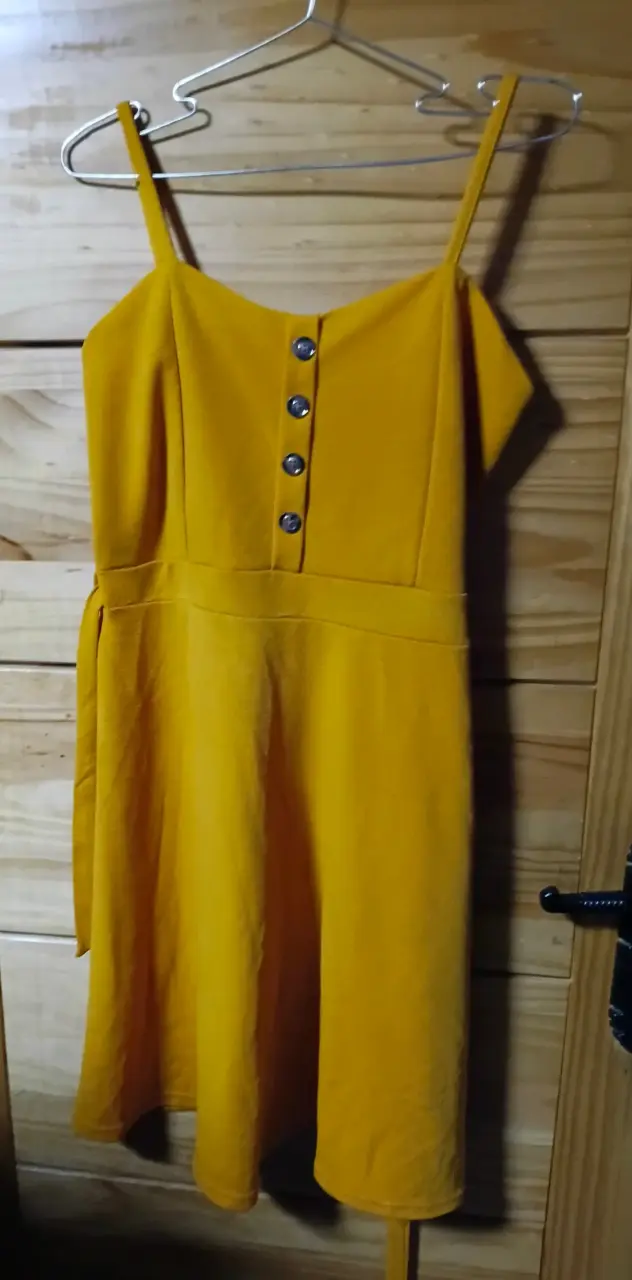 Vestido amarillo con botones decorativos - 1