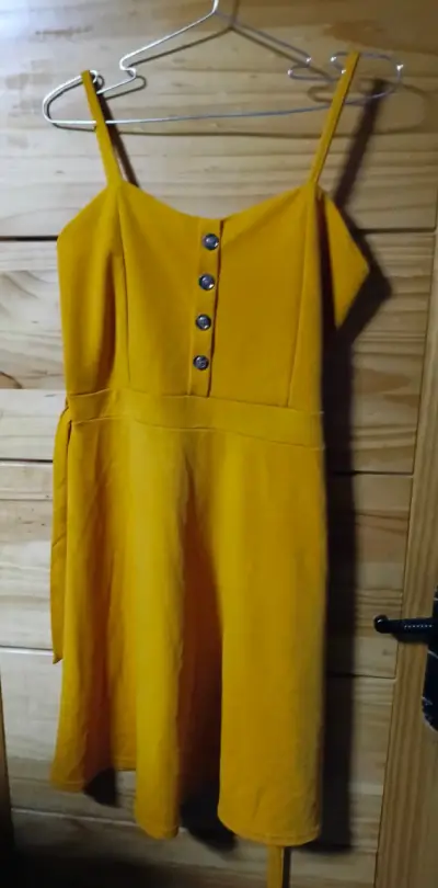 Vestido amarillo con botones decorativos - miniatura 1