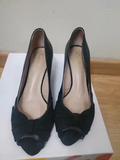 Zapatos de tacón negro Clarks con diseño elegante - miniatura 1