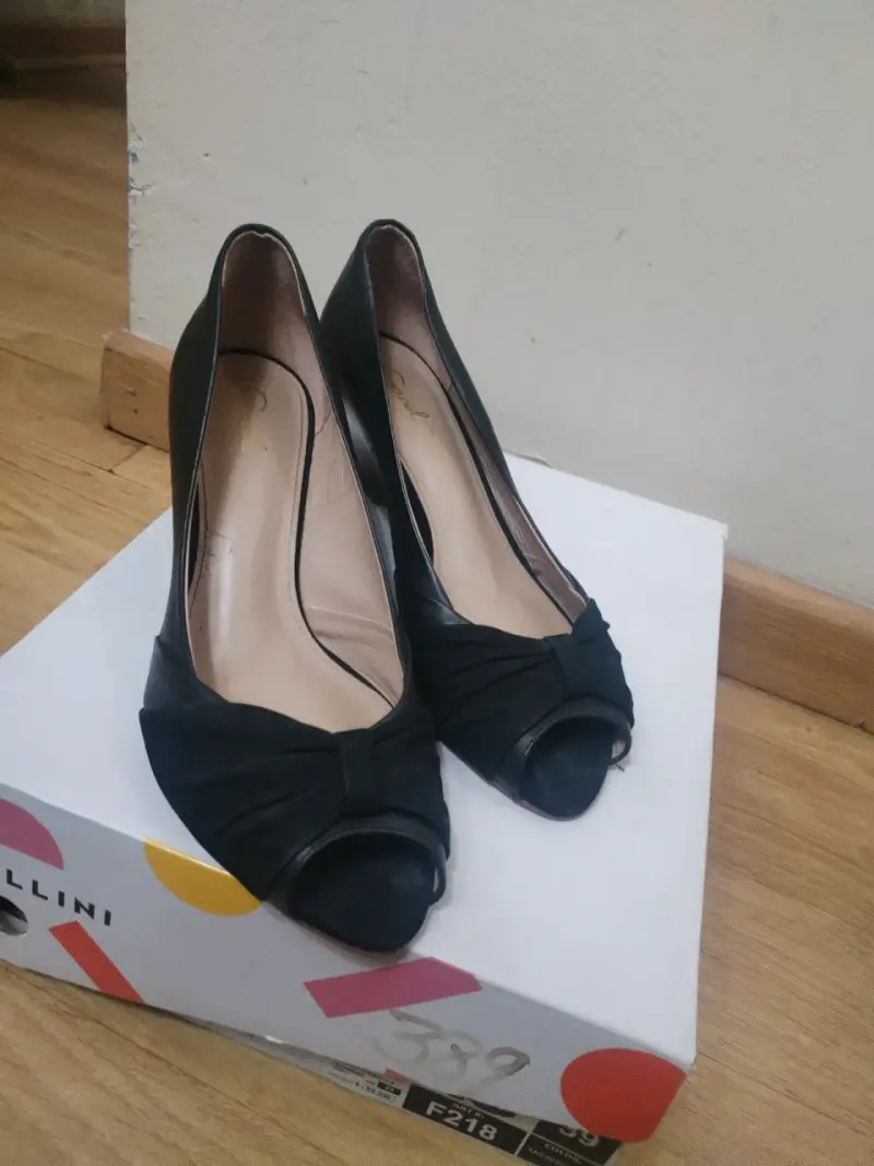 Zapatos de tacón negro Clarks con diseño elegante - 2