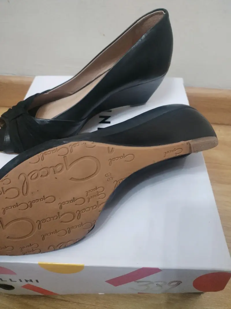 Zapatos de tacón negro Clarks con diseño elegante - 4