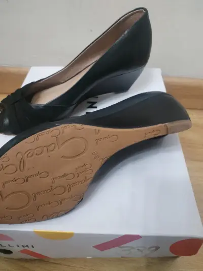 Zapatos de tacón negro Clarks con diseño elegante - miniatura 4