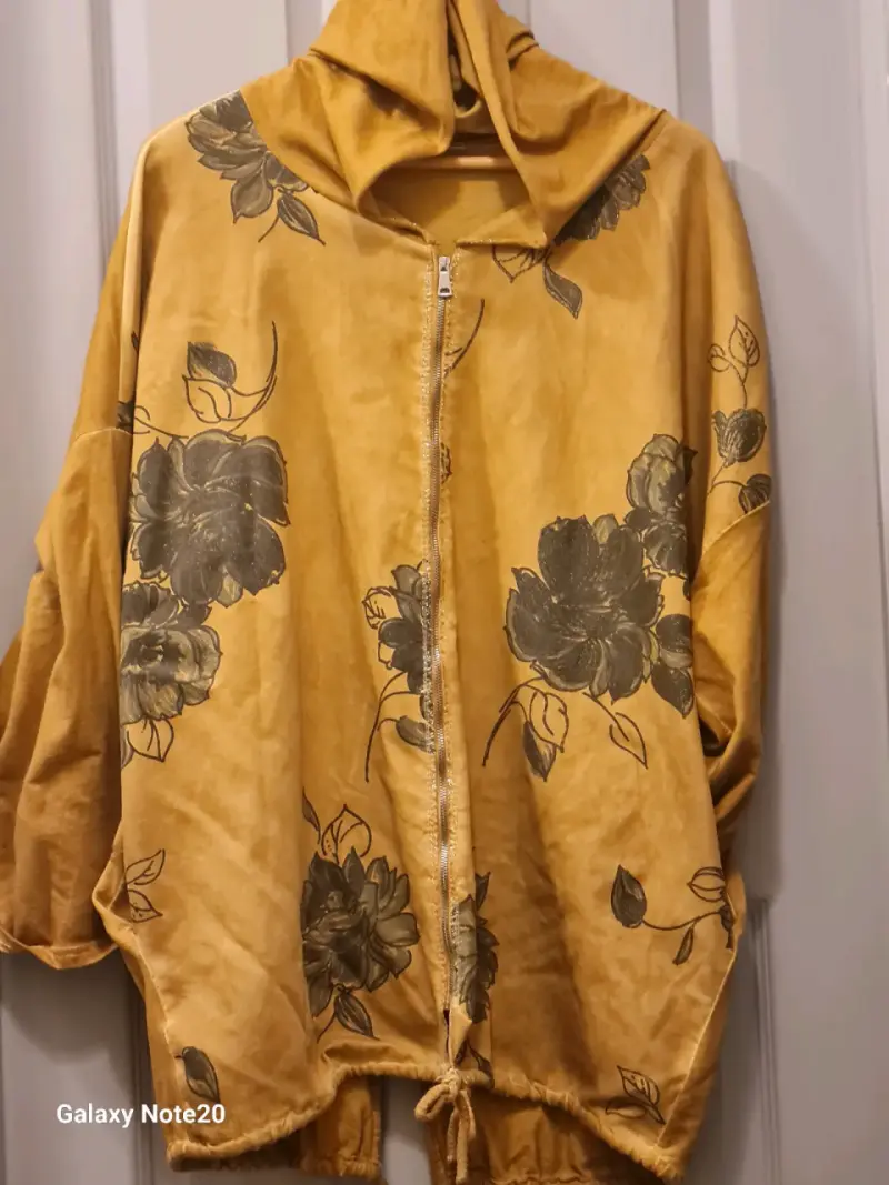 Chaqueta amarilla con capucha y estampado floral