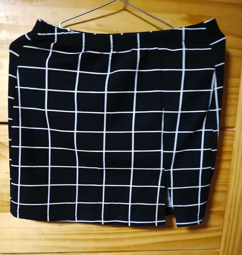 Falda corta con estampado geométrico en negro y blanco - 1