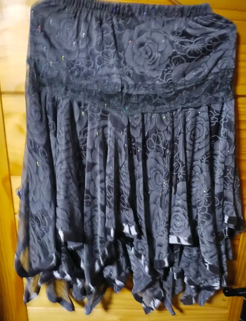 Falda corta con estampado geométrico en negro y blanco - 3