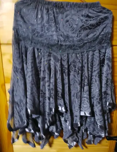 Falda corta con estampado geométrico en negro y blanco - miniatura 3