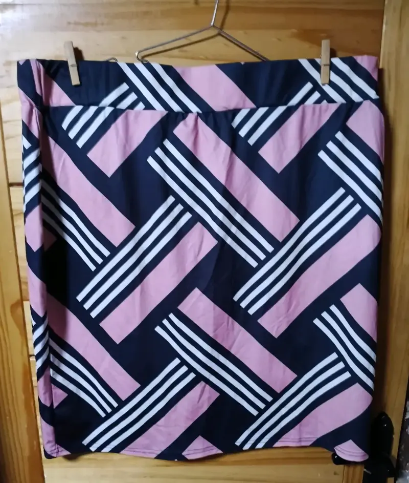 Falda corta con estampado geométrico en negro y blanco - 5