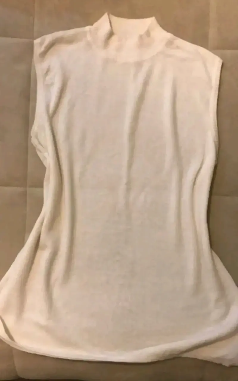 Polera sin mangas blanca de cuello alto