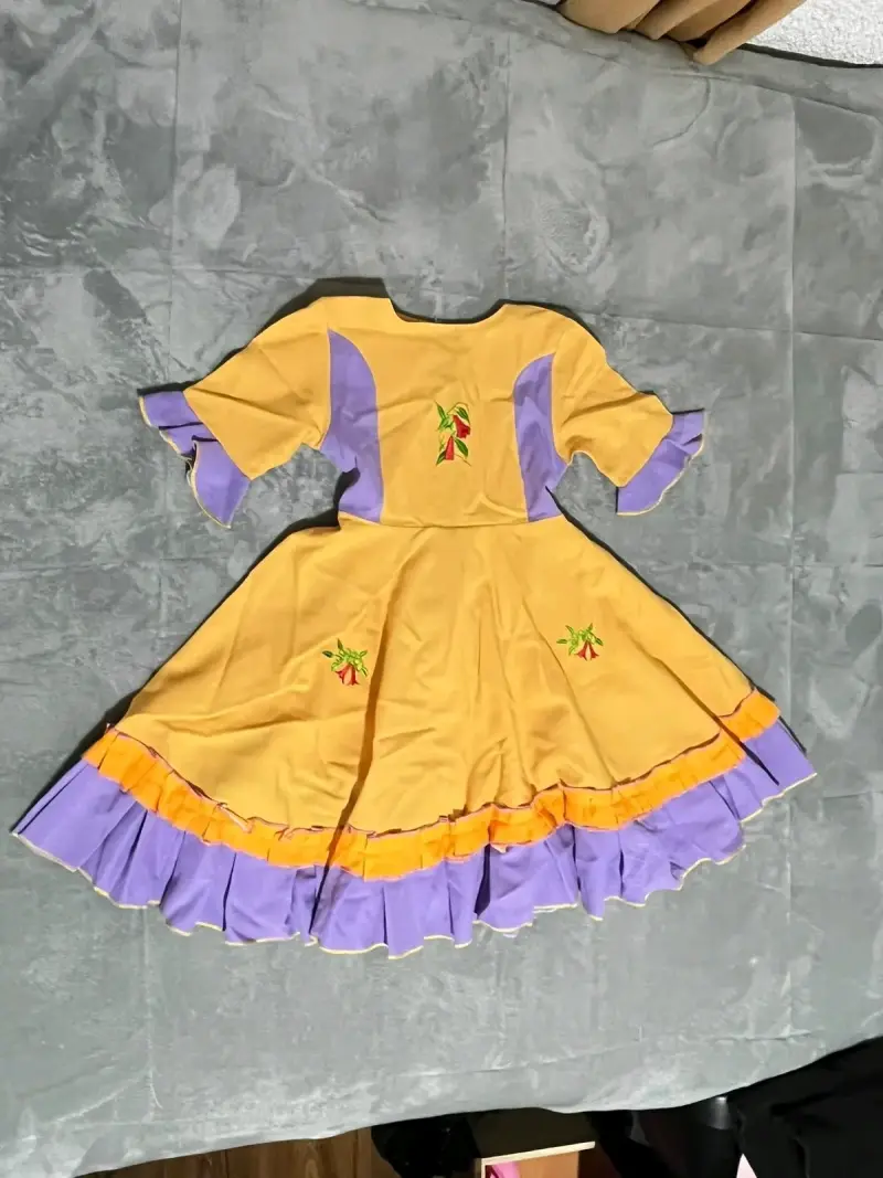 Vestido de baile folclórico amarillo y morado