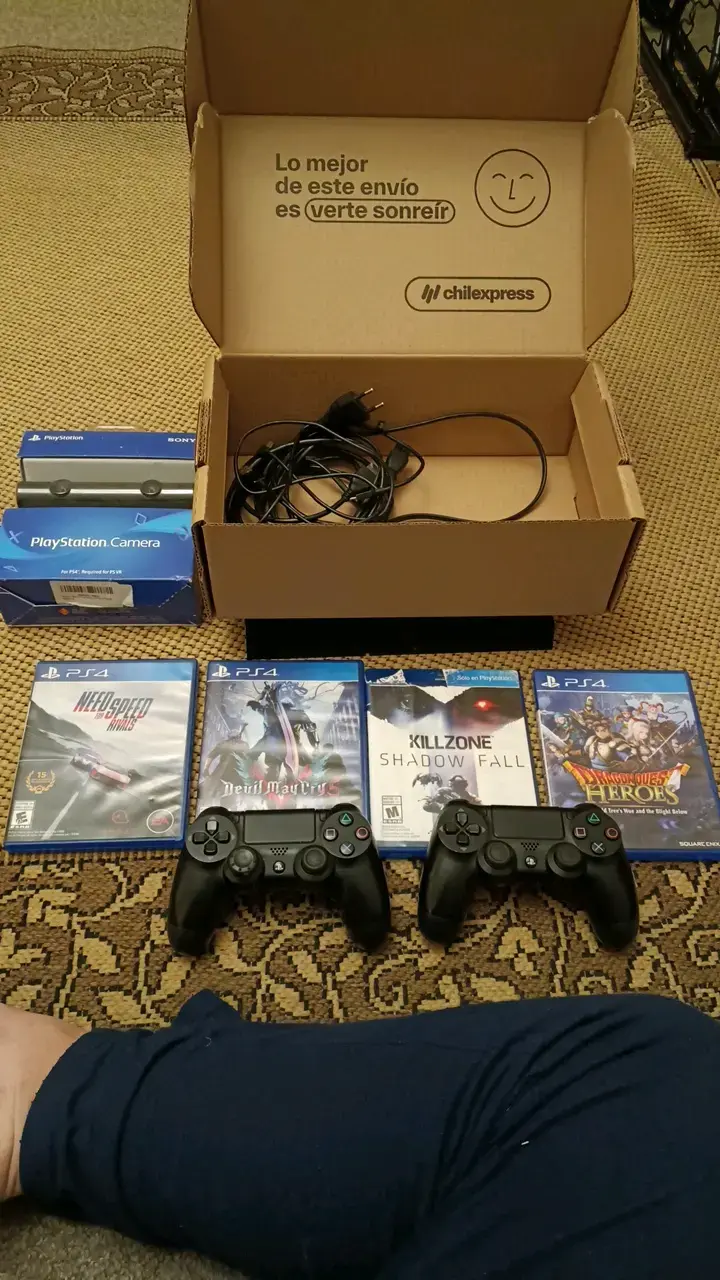 Consola PlayStation 4 con cámara y juegos - 2