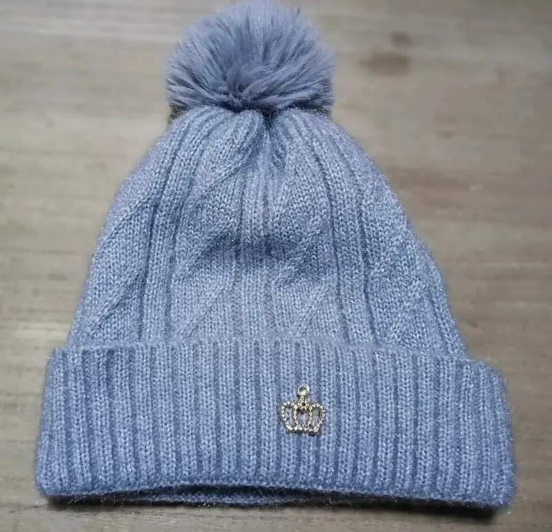 Gorro de lana gris con pompón y detalle de corona