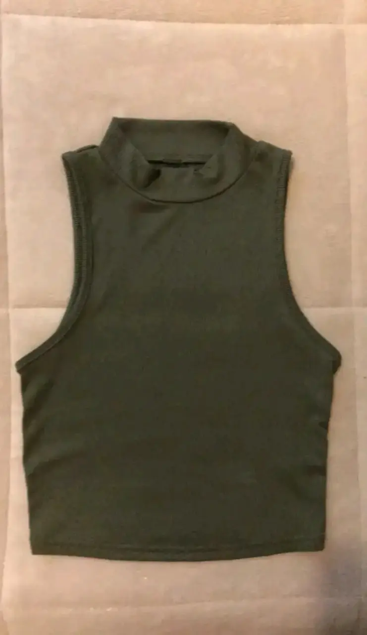 Top sin mangas verde oliva Shein talla XS - 1