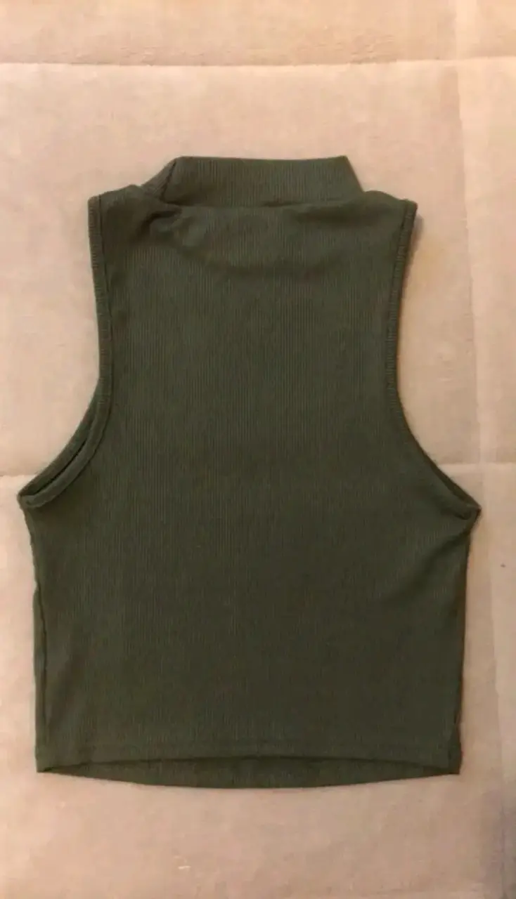 Top sin mangas verde oliva Shein talla XS - 2