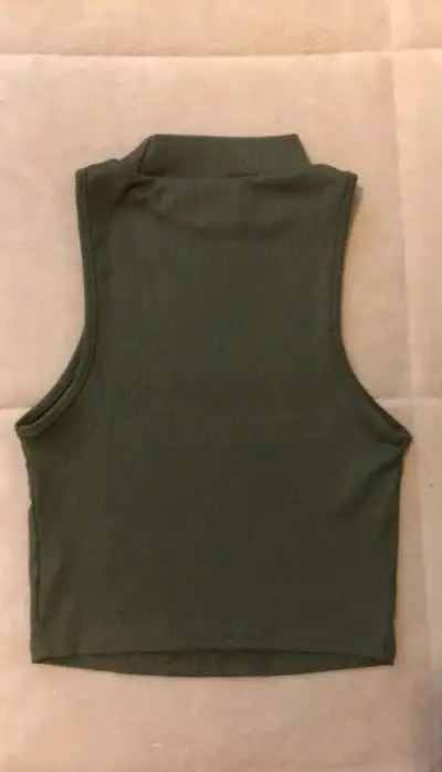 Top sin mangas verde oliva Shein talla XS - miniatura 2