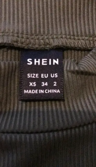 Top sin mangas verde oliva Shein talla XS - miniatura 3