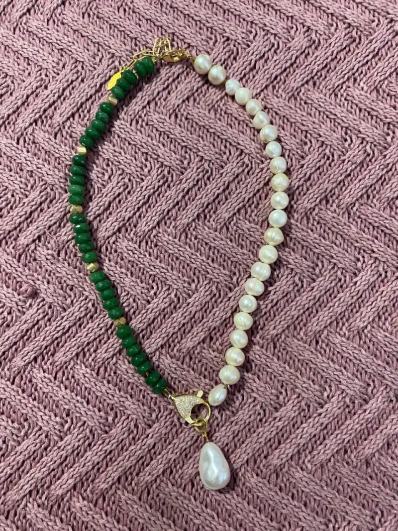 Collar de cuentas tipo perlas y verdes - 1