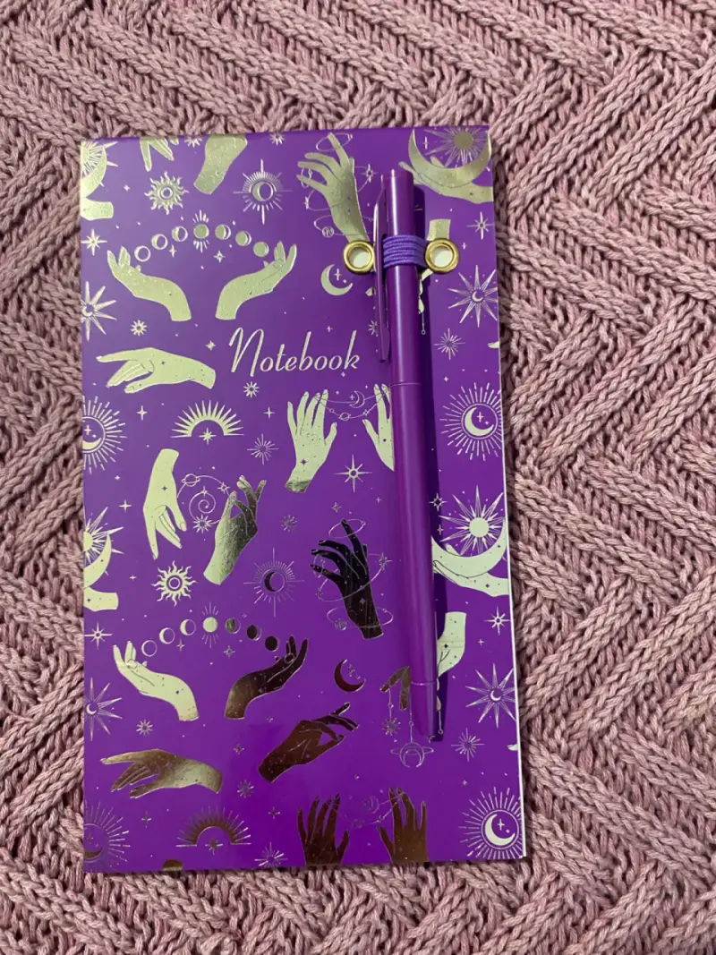 Cuaderno morado con diseño místico y bolígrafo - 1