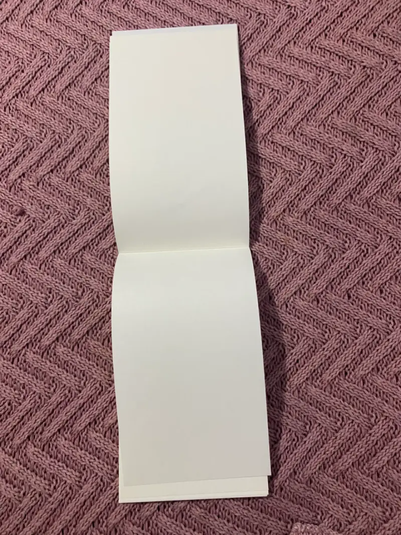 Cuaderno morado con diseño místico y bolígrafo - 2
